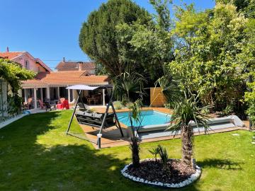 Chambre BD climatisée dans maison avec piscine au calme en ville, SdB & toilettes privés