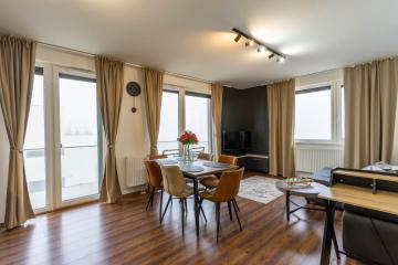 305 LakeView
