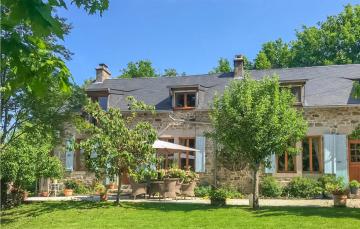 Awesome home in CHAMBERET with Outdoor swimming pool, Internet and 5 Bedrooms