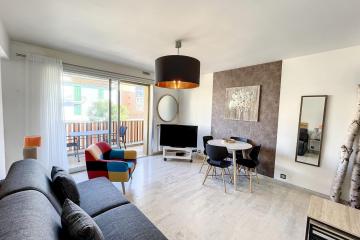 Bright and vast studio with terrace easy parking heart of town 1 mn