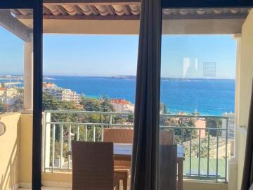 Cannes - studio rénové avec vue mer imprenable