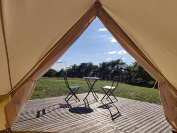 Tente en pleine nature sur la colline