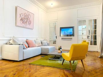 2 bedrooms between Champs-Elysees and av Montaigne