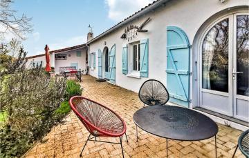 Awesome home in Saint-Martin-de-R with WiFi and 4 Bedrooms
