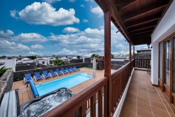 Villa Flavia-private pool, jacuzzi, sea views