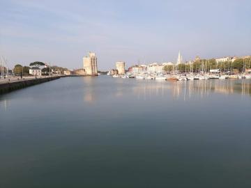 Centre-ville calme Vieux Port-WIFI & Local à vélo