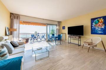 Emilie - panoramic sea views, beach facing