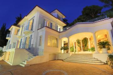 Luxury Villa at Mont Boron, swimming pool overviewing the bay