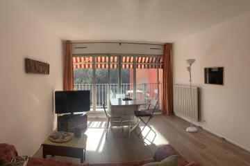 Quiet apartment with balcony near the beach
