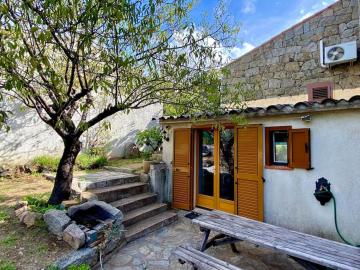 Casa Jeannot typique Corse en pierre, 2 pers, f2, 35 m2, jardin 60m2 vue montagne, parking