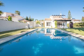 Villa con piscina privada y jardín