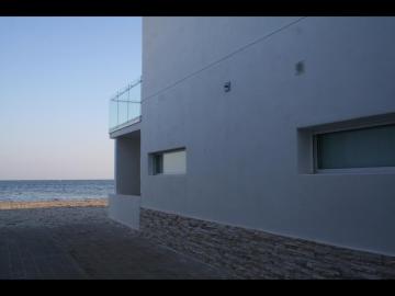 CASA UBICADA EN LA ORILLA DE LA PLAYA