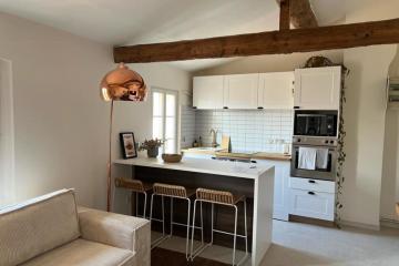 Apartment with Mediterranean charm in the heart of the Provençal market