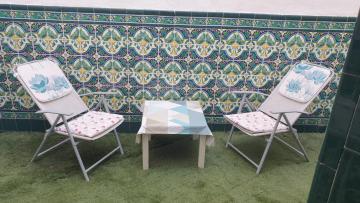 Piso con patio de césped y gran terraza compartida