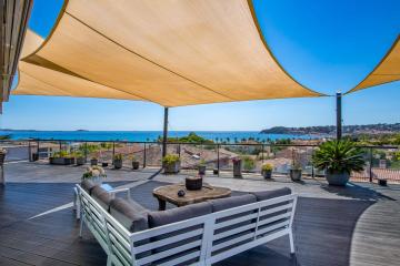 Very large design cocoon with beautiful sea view