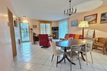 Spacious apartment with private parking near the beach