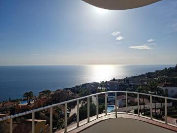 Vue magnifique mer et montagne