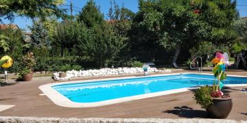 Piso completo en casa con jardín, piscina y barbacoa.