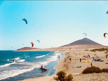 Love apartament in front the beach with swimming pool
