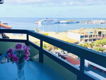 Amplio apartamento con piscina ,vista panoramica al mar junto al paseo maritimo