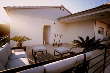 Preciosa casa blanca junto playa