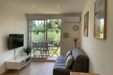 Quiet studio with balcony near the sea