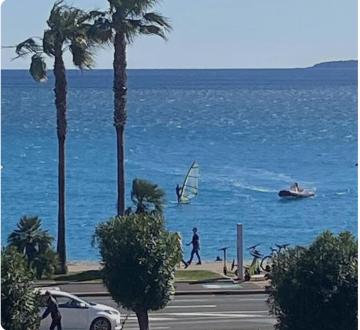 Cagnes sur mer, 1er ligne de la plage, vaste 3p