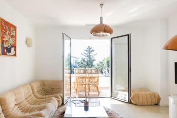 House with pool and petanque court
