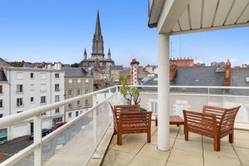Bright apartment with large central terrace