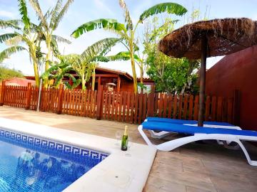 Chalet de madera piscina privada solo familias II