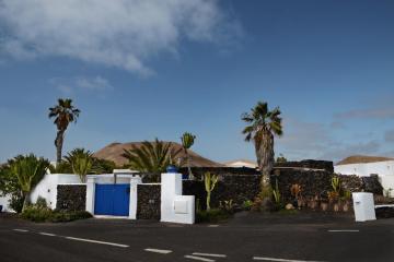 Finca-Bouganvilla-Lavasteinhaus-am-Rande-der-Vulkane-im-malerischen-Dorf-Uga-5km-zum-Meer