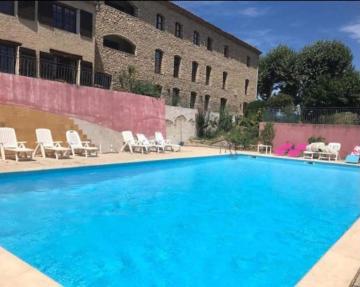 logement exceptionnel situé au cœur du Luberon à proximité du Colorado provençal Niché dans une résidence paisible dotée d'une piscine cet hébergement offre une vue imprenable sur le Luberon depuis sa terrasse