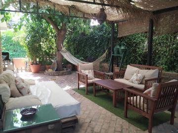Dormir entre limones, Casa de invitados en vivienda familiar