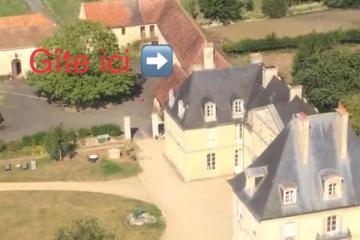 La dépendance du château, au bord de l'étang