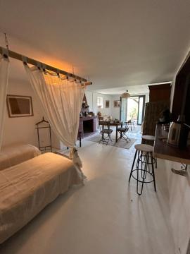 Grande chambre avec salon et salle de douche en rez de jardin avec parking