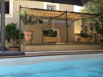 Maison de village avec petite piscine et garage