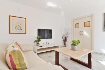 C9 Roomy Luminous 5 Bedroom in Town