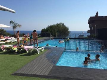Precioso apartamento con vistas al mar con piscina