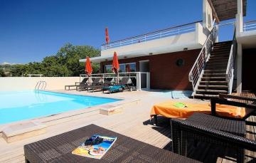 Grand studio antibes piscine parking terrasse