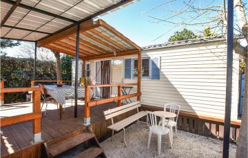 Beautiful Caravan In Entraigues-sur-la-sorg With Outdoor Swimming Pool, Wifi And 2 Bedrooms