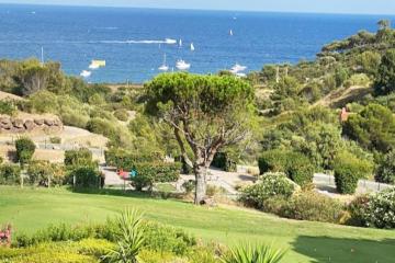 Duplex idéalement situé avec vue mer et golf