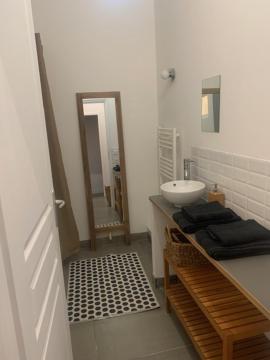 Maison atypique avec jardin et piscine