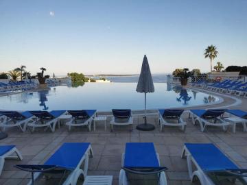 Appartement rénové, piscine à débordement, vue mer