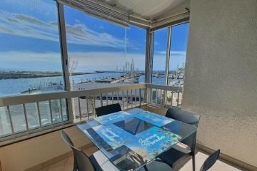 Superb studio with sea and harbor view