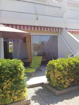 Bright apartment with garden near the sea