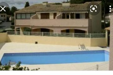 Apt t2/4 pers/ rez de jardin\pinède\piscine