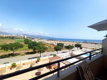 Precioso apartamento con terraza frente al mar