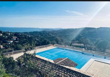 Appartement aux ISSAMBRES, idéal pour profiter du Golf de St Tropez