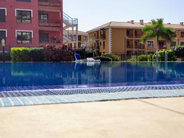 Luminoso y Elegante, piscinas y pistas de pádel