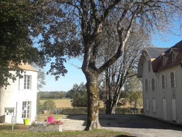 Gite located in lush greenery, south of the Deux-Sèvres department